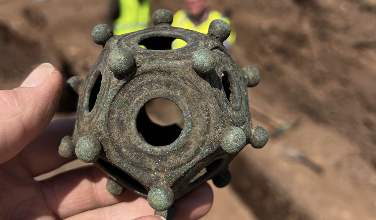 Brončani predmet velik je za rimski dodekaedar - neki su mali poput loptice za golf - i gotovo savršeno očuvan nakon otprilike 1700 godina u zemlji. (Slika: Norton Disney History and Archaeology Group)