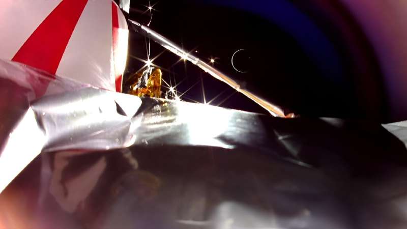 Astrobotic je na društvenim mrežama objavio fotografiju koju je snimio svemirski brod posljednjeg dana, a koja otkriva Zemljin polumjesec dok se lender Peregrine pozicionirao između Sunca i našeg planeta. Zasluge: Astrobiotic.