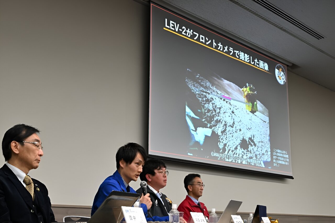 Članovi japanske svemirske agencije JAXA objašnjavaju sliku mjesečeve površine koju je snimio rover nakon slijetanja misije Smart Lander for Investigating Moon (SLIM). Zasluge: JAXA.