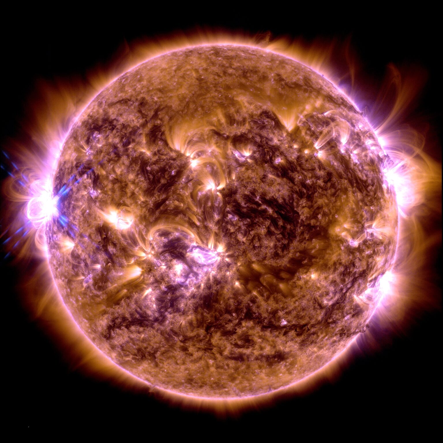 NASA-in Opservatorij za solarnu dinamiku snimio je ovu sliku solarne erupcije - vidljive kao svijetli bljesak na krajnjoj lijevoj strani - 31. prosinca 2023. Slika prikazuje dio ekstremno ultraljubičastog svjetla koje ističe iznimno vrući materijal u erupcijama, koji je obojen u žuto i narančasto. Autor: NASA/SDO