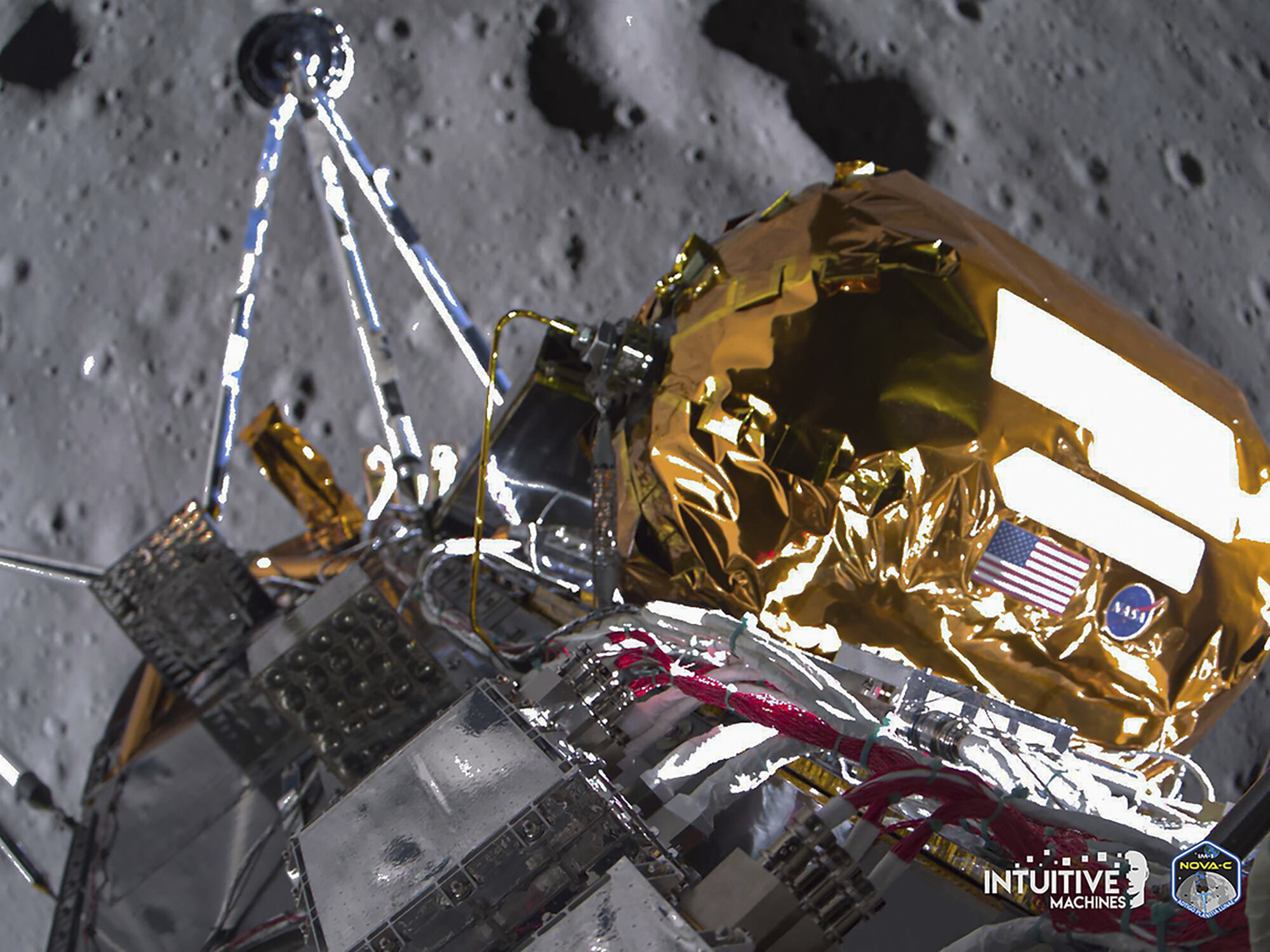 Ova druga fotografija prikazuje lander Odisej dok putuje iznad površine Mjeseca. Zasluge: Intuitive Machines. 