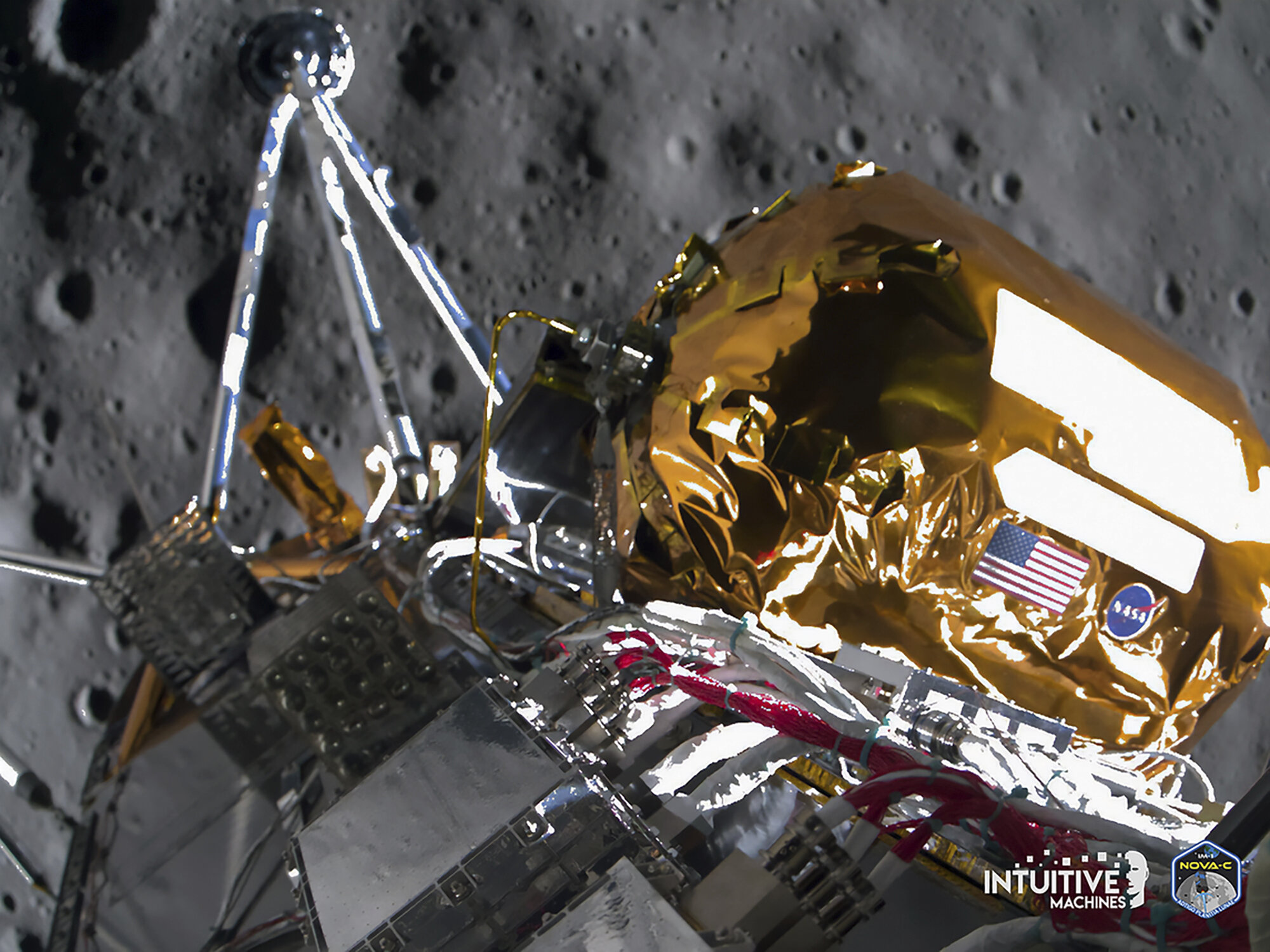Ova slika koju je podijelila tvrtka Intuitive Machines u utorak, 27. veljače 2024. prikazuje lunarni lander Odisej iznad područja južnog pola Mjeseca. Srušeni lunarni lander još uvijek emitira slike Mjeseca, jer se približavaju posljednji sati njegovog života. Fotografije su snimljene malo prije slijetanja prošlog četvrtka. Zasluge: Intuitive Machines. 