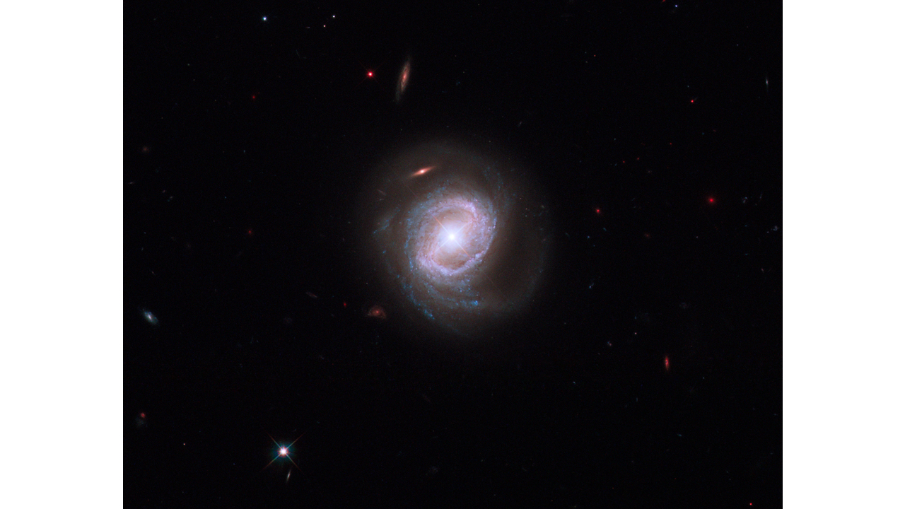 Aktivna galaksija Markarian 817. Zasluge: ESA, NASA, and the Hubble SM4 ERO Team.