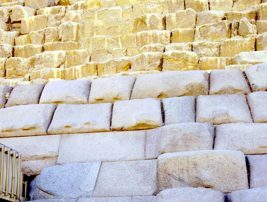 U blizini baze piramide Menkaura vide se granitni okviri (javna domena).