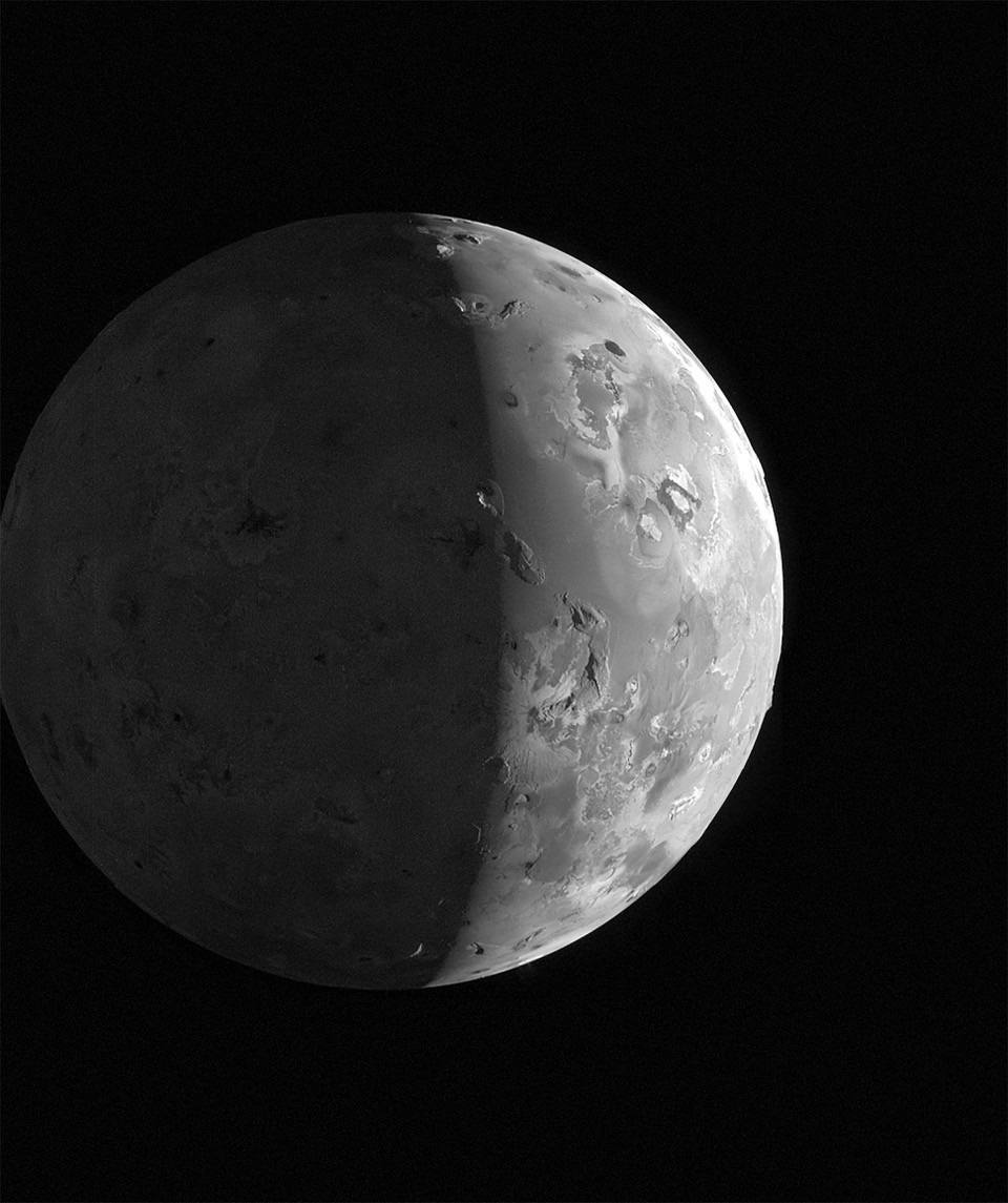 Nova slike Juno letjelice koja prikazuje površinu Jupiterovog mjeseca Ije. SWRI.