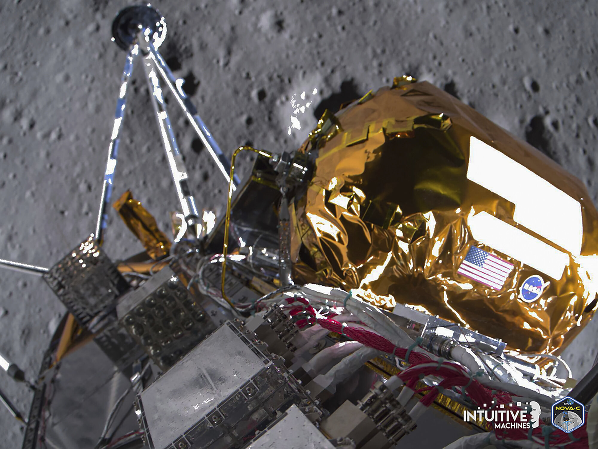 Ova slika koju je podijelila tvrtka Intuitive Machines u utorak, 27. veljače 2024. prikazuje lunarni lander Odisej iznad područja južnog pola Mjeseca. Srušeni lunarni lander još uvijek emitira slike Mjeseca, jer se približavaju posljednji sati njegovog života. Fotografije su snimljene malo prije slijetanja prošlog četvrtka. Zasluge: Intuitive Machines.