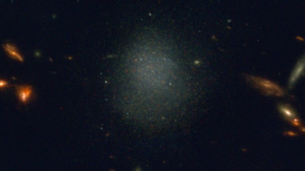 Slika u boji PEARLSDG napravljena s JWST NIRCAM podacima. Pojedinačne zvijezde vidljive su kao male svjetleće točke na slici. Zasluge: NASA, ESA, CSA, Jake Summers (ASU), Jordan C. J. D'Silva (UWA), Anton M. Koekemoer (STScI), Aaron Robotham (UWA) i Rogier Windhorst (ASU).