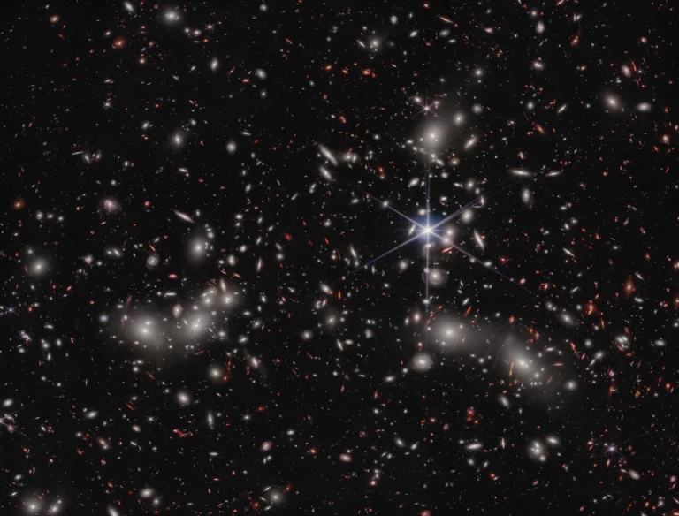Pandorin Klaster. Zasluge: NASA, ESA, CSA, I. Labbe (Tehnološko sveučilište Swinburne) i R. Bezanson (Sveučilište u Pittsburghu). Obrada slike: Alyssa Pagan (STScI)