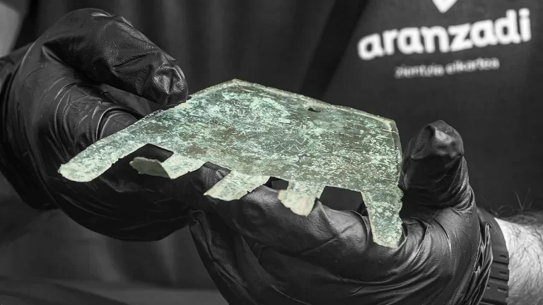 Smatra se da je brončani amulet u obliku ruke bio amajlija za sreću. Pronađen je 2021. među ruševinama 2100 godina stare zgrade u Irulegiju u španjolskoj regiji Navara. (Slika: Aiestaran et al.; Antiquity Publications Ltd)