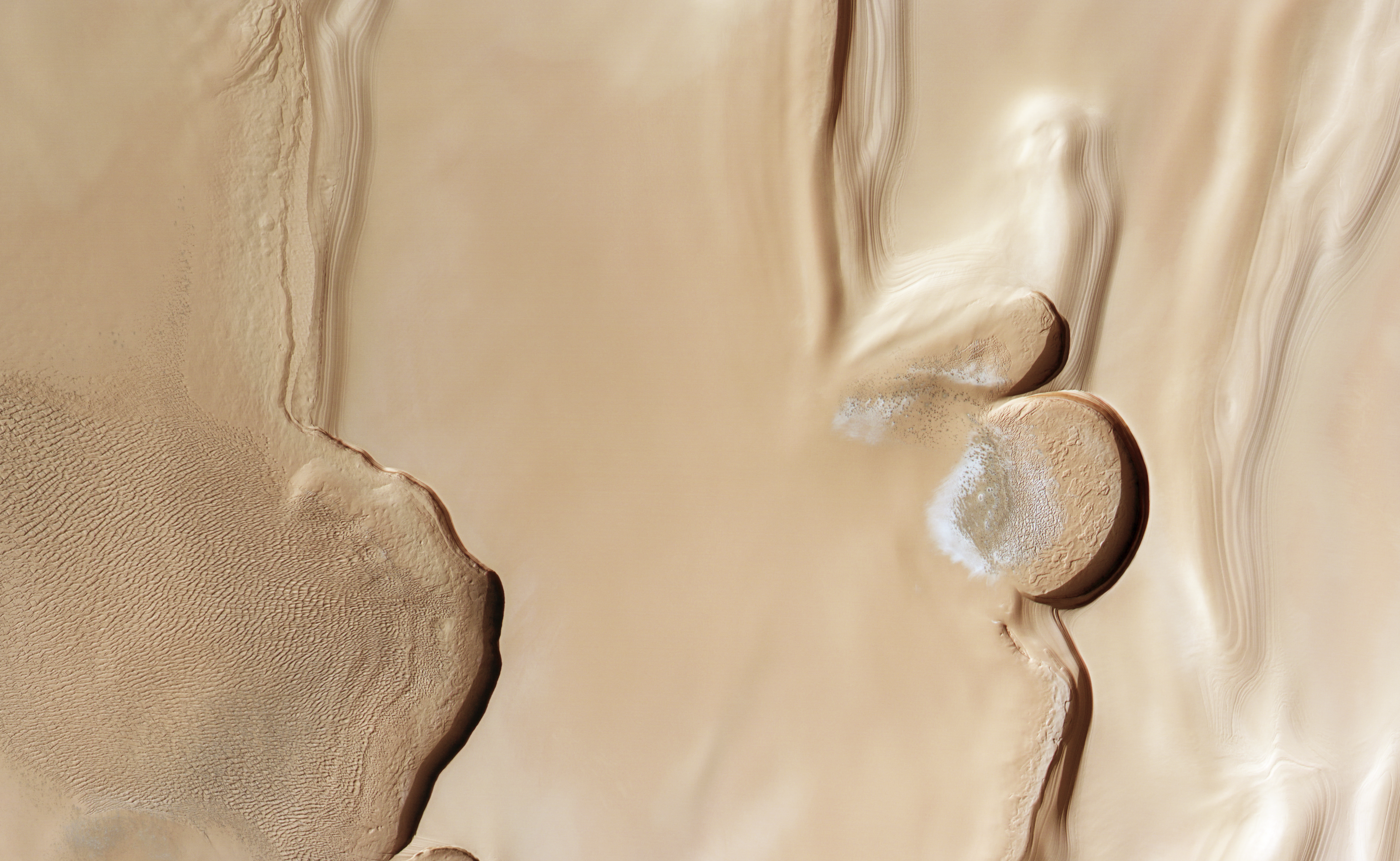 Pogled na velike pješčane dune sa ledom na sjevernom polu Marsa. Zasluge: ESA/DLR/FU Berlin.