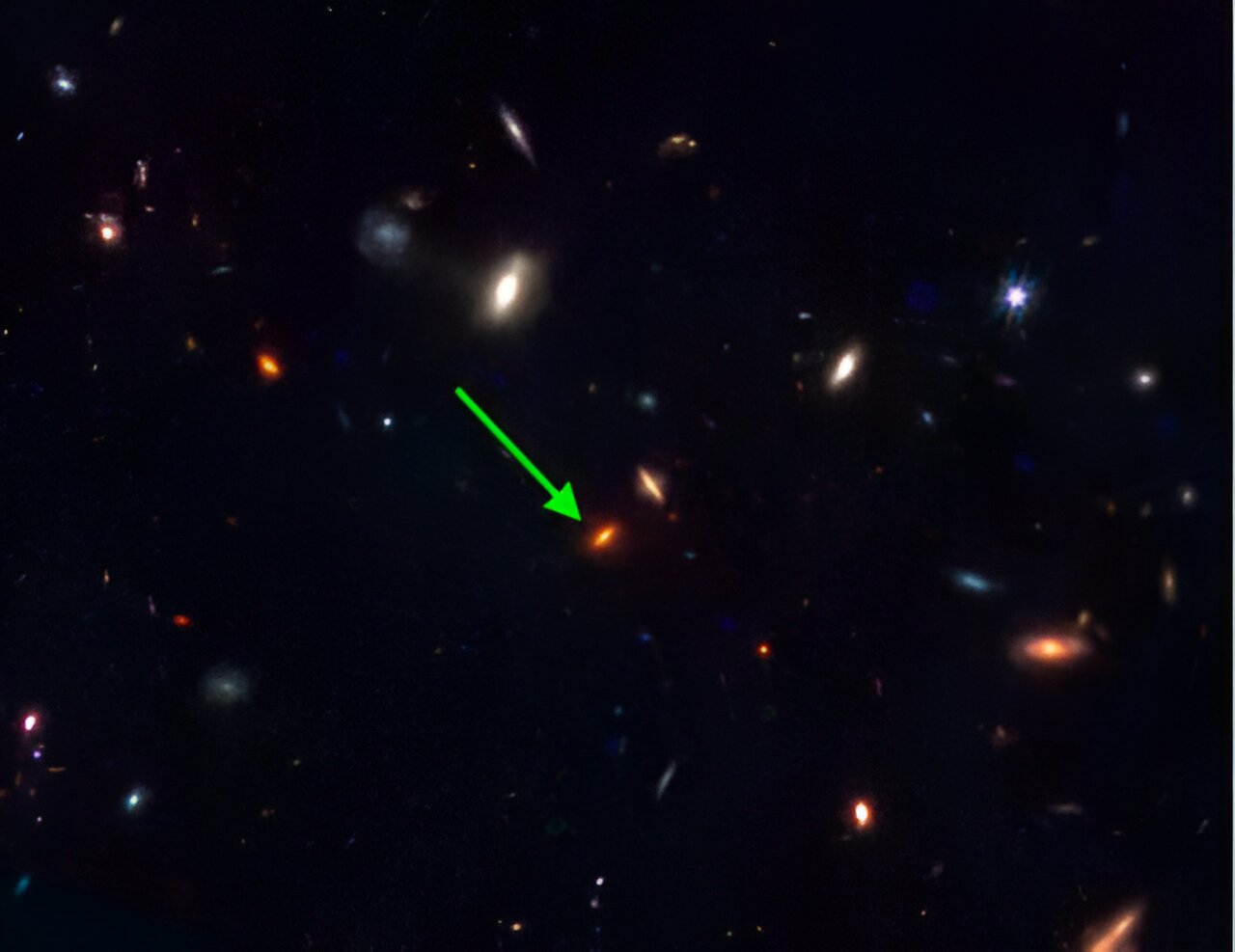 JWST-7329: Jedinstvena masivna galaksija nastala u ranim fazama svemira. Snimka NIRCAM instrumenta na svemirskom teleskopu James Webb otkriva galaksiju sa crvenim diskom, no vizualne slike same po sebi ne omogućavaju jasnu distinkciju od ostalih kosmičkih objekata. Spektroskopska analiza njezine svjetlosti pomoću JWST-a razotkrila je njezinu iznimnu karakteristiku – formirala se prije približno 13 milijardi godina, iako posjeduje otprilike četiri puta veću masu zvijezda nego što je to slučaj s Mliječnom Stazom danas. Autorstvo: Svemirski teleskop James Webb