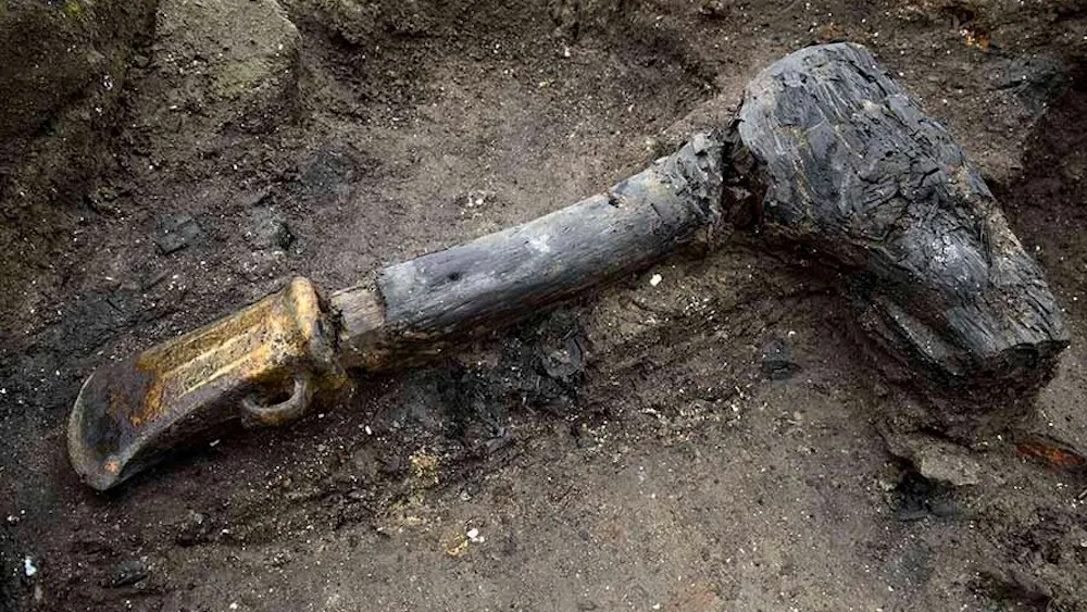 Ostaci sjekire iz brončanog doba pronađeni na Must Farm. (Slika: Arheološka jedinica Cambridgea)