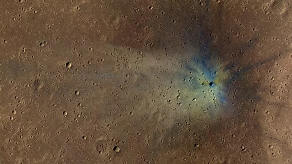 Prikaz mladog marsovskog kratera Corinto, okruženog stotinama sekundarnih kratera stvorenih u istom drevnom sudaru, snimljen od strane NASA-inog Mars Reconnaissance Orbitera. (Izvor: NASA)