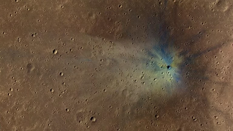 Prikaz mladog marsovskog kratera Corinto, okruženog stotinama sekundarnih kratera stvorenih u istom drevnom sudaru, snimljen od strane NASA-inog Mars Reconnaissance Orbitera. (Izvor: NASA)
