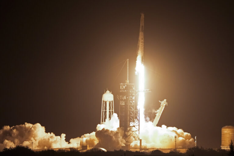 Raketa Falcon 9 kompanije SpaceX i kapsula Dragon s posadom od četiri člana na misiji prema Međunarodnoj svemirskoj postaji lansirani su s platforme 39A u Svemirskom centru Kennedy u Cape Canaveralu, Florida, u nedjelju, 3. ožujka 2024. Autor fotografije: AP Photo/John Raoux.