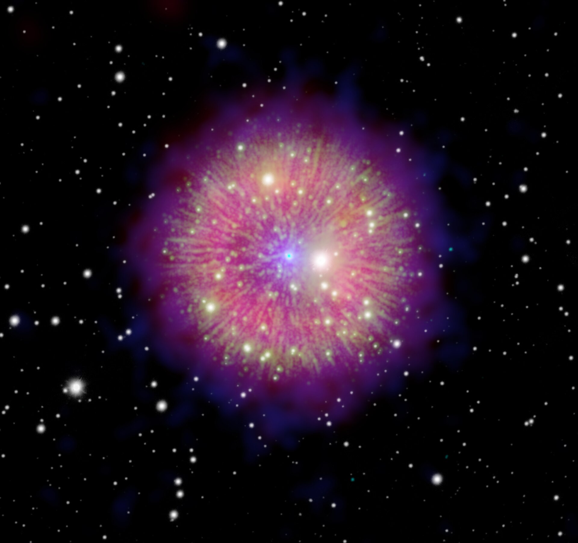 Kompozitna fotografija pokazuje ostatke supernove 1181, u čijem središtu dominira sjajna sferna maglica, okružena poljem bijelih zvijezda nalik na točkice. Iz središnje zvijezde maglice izbijaju zrake poput vatrometa, stvarajući efekt svemirskog pirotehničkog showa. Zasluge za fotografiju idu G. Ferrandu i J. Englishu s Sveučilišta u Manitobi, uz suradnju NASA-inih projekata Chandra i WISE, ESA-inog XMM-a, MDM/R.Fessena s Dartmouth Collegea, te Pan-STARRS-a.