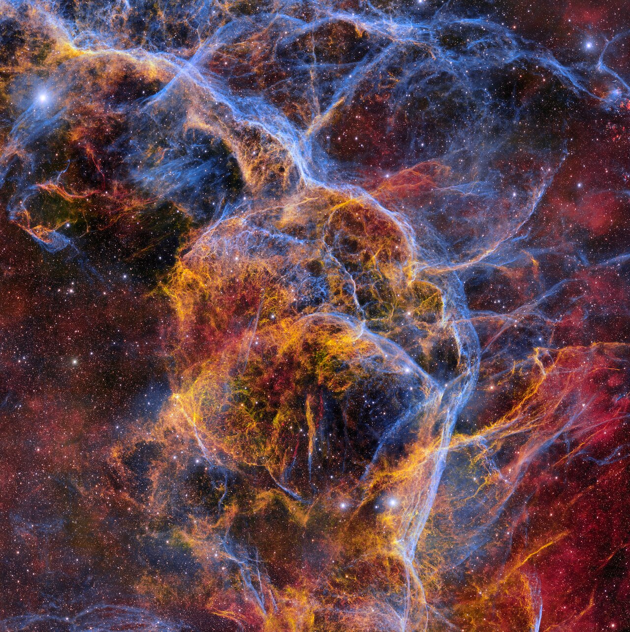Ova šarena mreža nježnih plinskih filamenata predstavlja ostatak Vele supernove, šireću maglicu kozmičkog otpada koja je ostala nakon eksplozije masivne zvijezde prije otprilike 11.000 godina. Fotografija je snimljena pomoću Kamere za tamnu energiju (DECam), koju je izradio Odjel za energiju, a koja je montirana na Teleskopu Víctora M. Blanca promjera 4 metra. Zasluge:
CTIO/NOIRLab/DOE/NSF/AURA
Obrada slike: T.A. Rector (Sveučilište u Aljasci Anchorage/NOIRLab NSF-a), M. Zamani & D. de Martin (NOIRLab NSF-a).