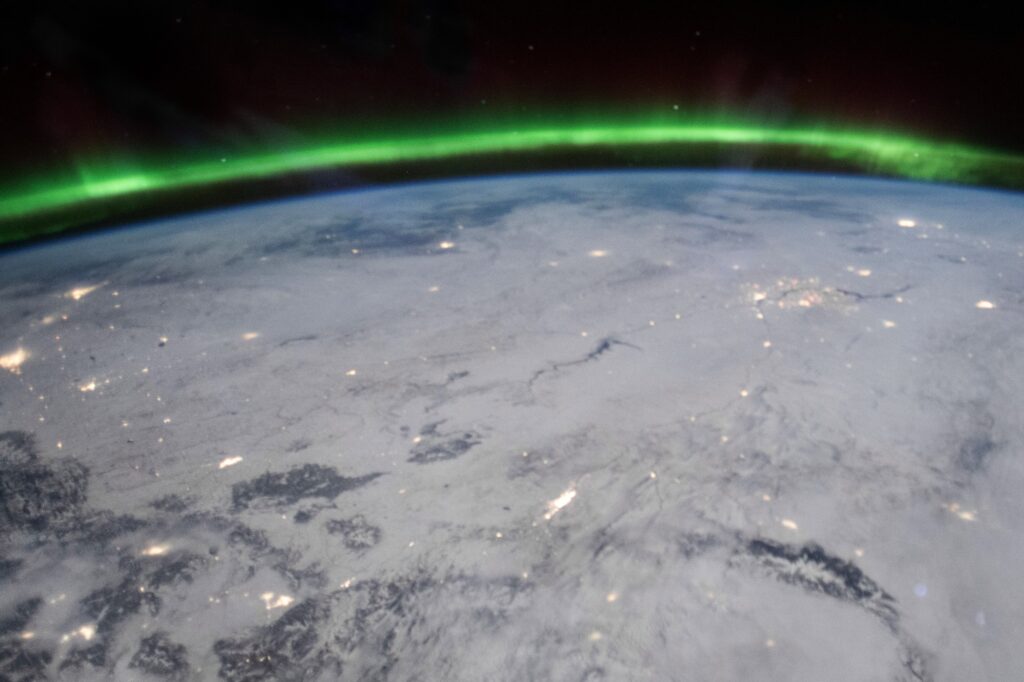 Aurora Borealis iz Svemira: Očaravajući prikaz sjevernih svjetlosti, snimljen iz orbite, koji ilustrira dinamične prirodne procese naše atmosfere. Zasluge: NASA.