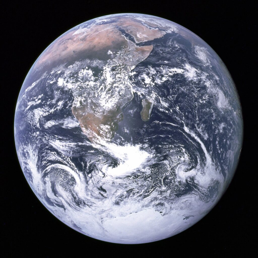 The Blue Marble: Ova čuvena slika Zemlje, snimljena tijekom misije Apollo 17, prikazuje planet u svim njegovim bojama i sjaju. Zasluge: NASA.