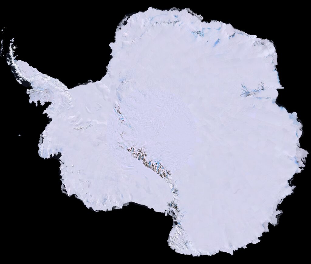 Mozaik Antarktike snimljen Landsat satelitom. Prva visokorezolucijska, trodimenzionalna, mapa Antarktike u pravim bojama izrađena je od više od 1100 slika dobivenih putem Landsat 7 satelita. Za stvaranje Mozaika slika Antarktike (LIMA), znanstvenici su kombinirali scene snimljene Landsat 7 satelitom (snimljene između 1999. i 2001.), digitalni model visina i terenske podatke. Spajanje cijelog mozaika trajalo je godinama, a konačni rezultat objavljen je 2007. godine. Zasluge: NASA.