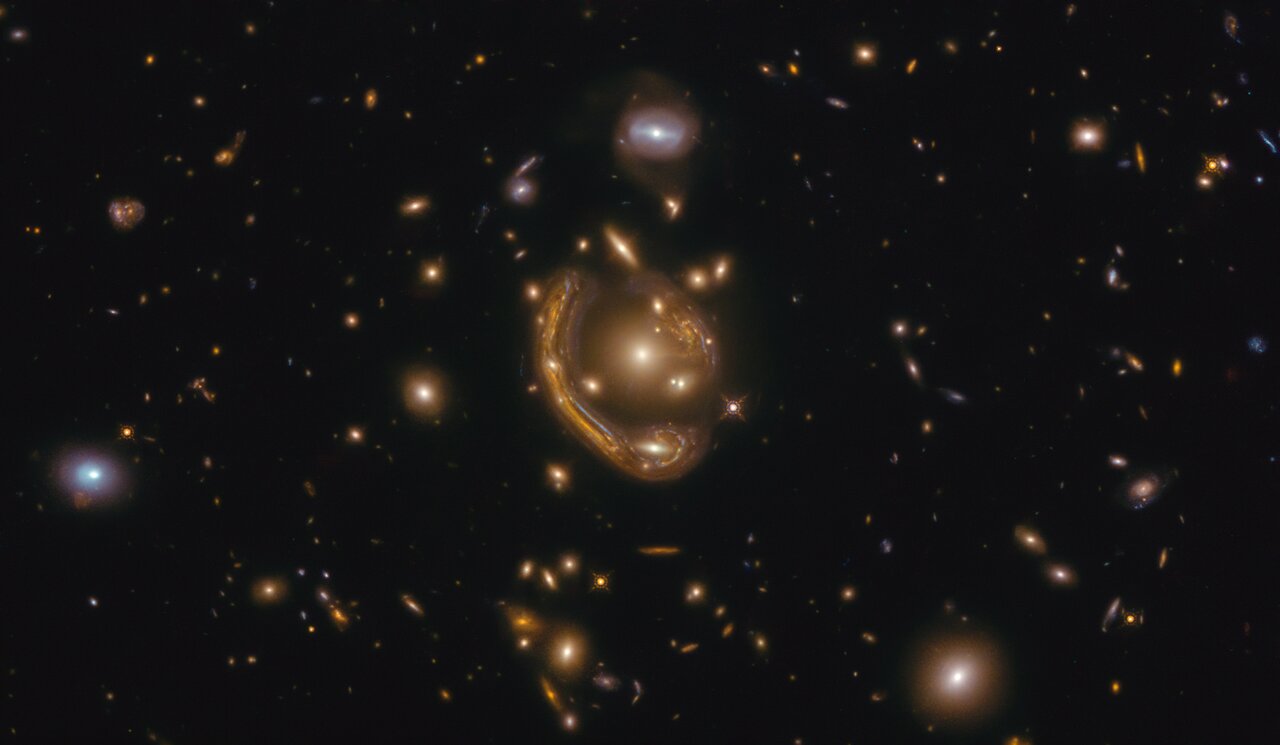 Fotografija GAL-CLUS-022058s — najvećeg i jednog od najpotpunijih Einsteinovih prstenova ikada otkrivenih. (ESA/Hubble & NASA, S. Jha)
