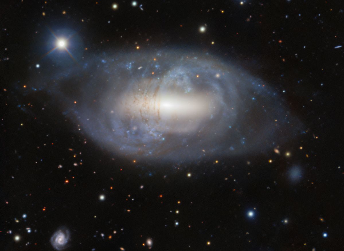 Galaksija NGC 2658 se razlikuje od svih drugih galaksija u svemiru zbog svojih neobičnih petlji prašine i plina (Fotografija: Međunarodni opservatorij Gemini/NOIRLab/NSF/AURA/L. Bassino).