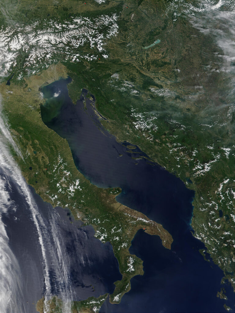 Fotografija koja govori više od riječi. Evo kako izgleda Hrvatska, među ostalim zemljama prikazanim na ovoj snimci iz svemira. Zasluge: NASA.