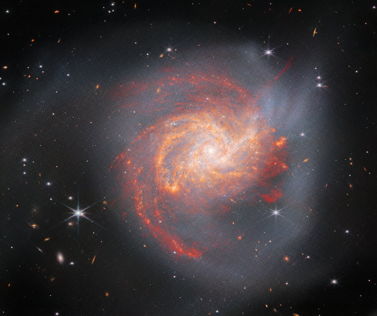 Neobična galaksija NGC 3256 dominira ovom slikom NASA/ESA/CSA svemirskog teleskopa James Webb. Ova galaksija veličine Mliječne staze nalazi se oko 120 milijuna svjetlosnih godina od nas u zviježđu Vela i stanovnik je superjata Hydra-Centaurus.