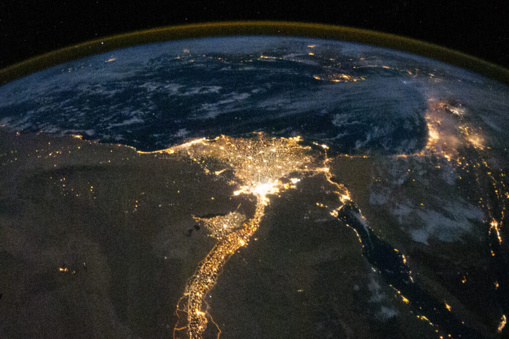 Na ovoj fotografiji iz Svemira, rijeka Nil i njena delta, snimljene noću, izgledaju poput sjajnog cvijeta s dugom stabljikom na jugoistoku Mediteranskog mora. Zasluge: NASA.