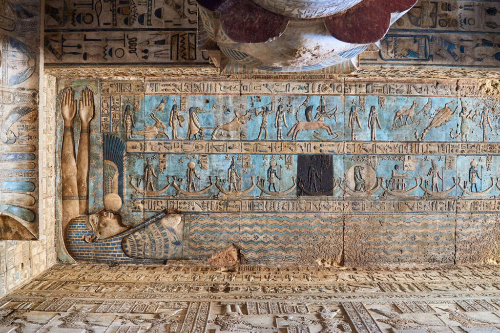 Detalj astronomske stropne slike u egipatskom hramu u Denderi, na kojoj se u prvom planu vidi kako božica Nut guta Sunce. Zasluge: Depositphotos.