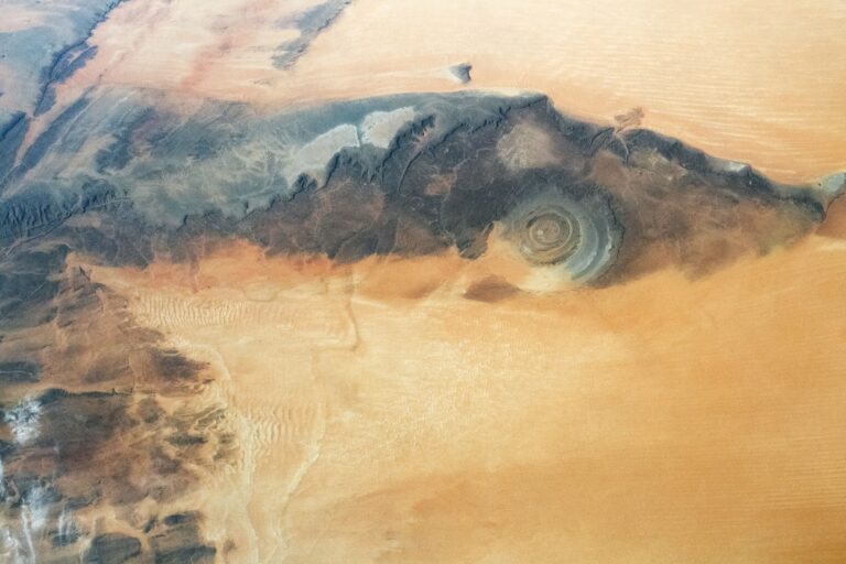 Formacija u obliku kruga smještena je u području današnje Mauritanije, blizu Sahare, i proteže se na impresivan promjer od oko 40 kilometara. Zasluge: NASA.