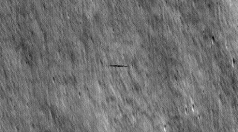 Na snimci LRO-a, Danuri se pojavljuje kao tanka linija, snimljena sa udaljenosti od 5km. Zasluge: NASA.