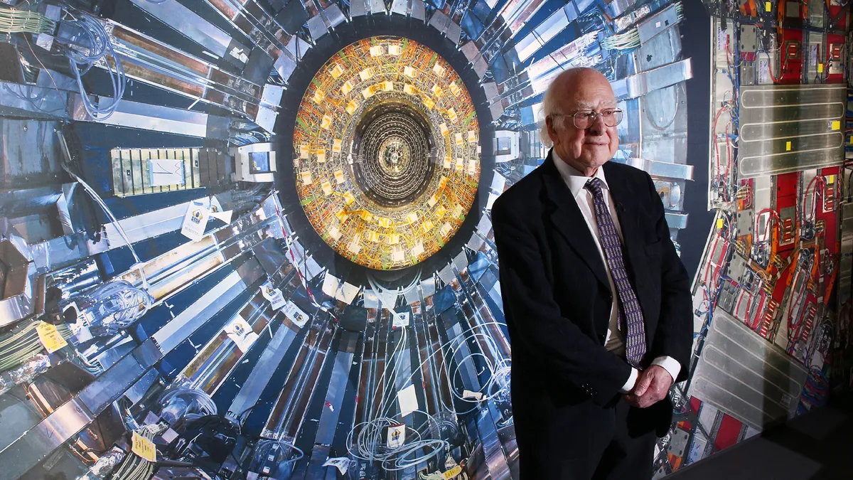 Profesor Peter Higgs stoji ispred Velikog hadronskog sudarača. Zasluge: Peter Macdiarmid - Getty.