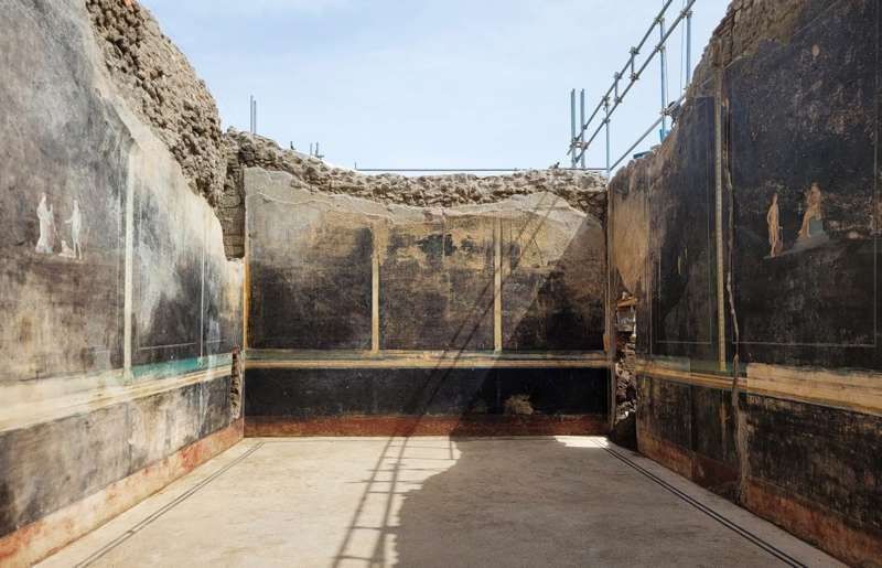 Slika velike dvorane s crnim zidovima u kojoj su otkrivene ove veličanstvene freske. Arheološki park Pompeji.