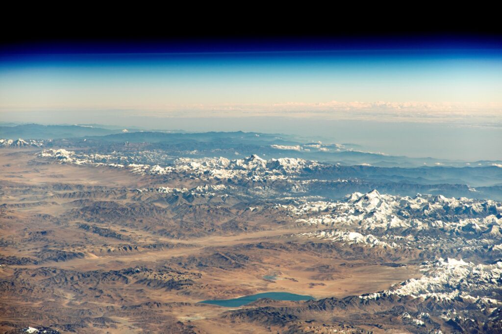 Visoke Himalaje iz svemira. Impresivni snježni vrhovi najvišeg planinskog lanca na svijetu, predstavljeni u svoj njihovoj surovosti i ljepoti. Zasluge: NASA.