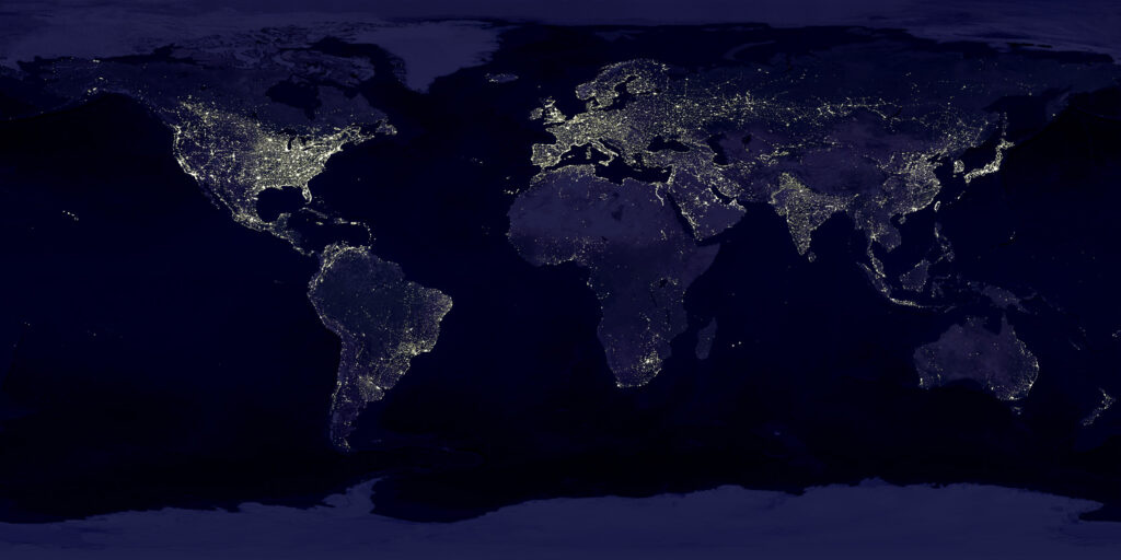 Gradska Svjetla na Zemlji!Ova slika noćnih svjetala na Zemlji stvorena je pomoću podataka iz Programa meteoroloških satelita za obranu (DMSP) i njihovog sustava za operativno skeniranje (OLS). Iako je OLS izvorno razvijen za promatranje oblaka pomoću mjesečeve svjetlosti, koristi se i za mapiranje položaja stalnih izvora svjetla na površini Zemlje. Najsvjetlije regije su najurbaniziranije, ali ne nužno i najnaseljenije. Primjerice, zapadna Europa svjetlija je od Kine i Indije, unatoč manjoj populaciji. Gradovi se tipično šire duž obalnih linija i prometnih mreža. Čak i bez prikaza na karti, obrisi mnogih kontinenata ostaju prepoznatljivi. Sustav međudržavnih autocesta u Sjedinjenim Američkim Državama vidljiv je kao mreža koja spaja sjajne točke urbanih centara. U Rusiji, linija Transsibirske željeznice proteže se kao tanak niz od Moskve, kroz središnju Aziju, do Vladivostoka. Rijeka Nil, od Asuanske brane do Sredozemnog mora, ističe se kao svijetla linija kroz inače tamnu regiju. Zasluge: NASA.