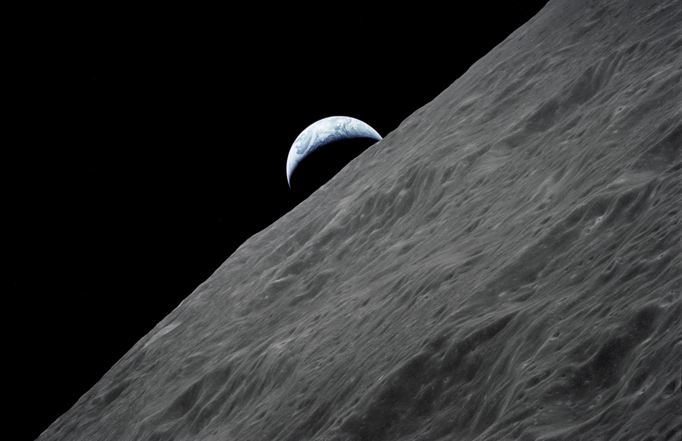 Pogled Zemlje iz orbite Mjeseca. Jumpstory.