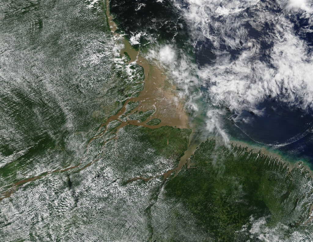 Ova fotografija prikazuju rijeku Amazon u sjevernom Brazilu. Slika snimljena 10. lipnja 2002. godine pokazuju ušće Amazona gdje se ulijeva u Atlantski ocean. Zasluge: NASA.