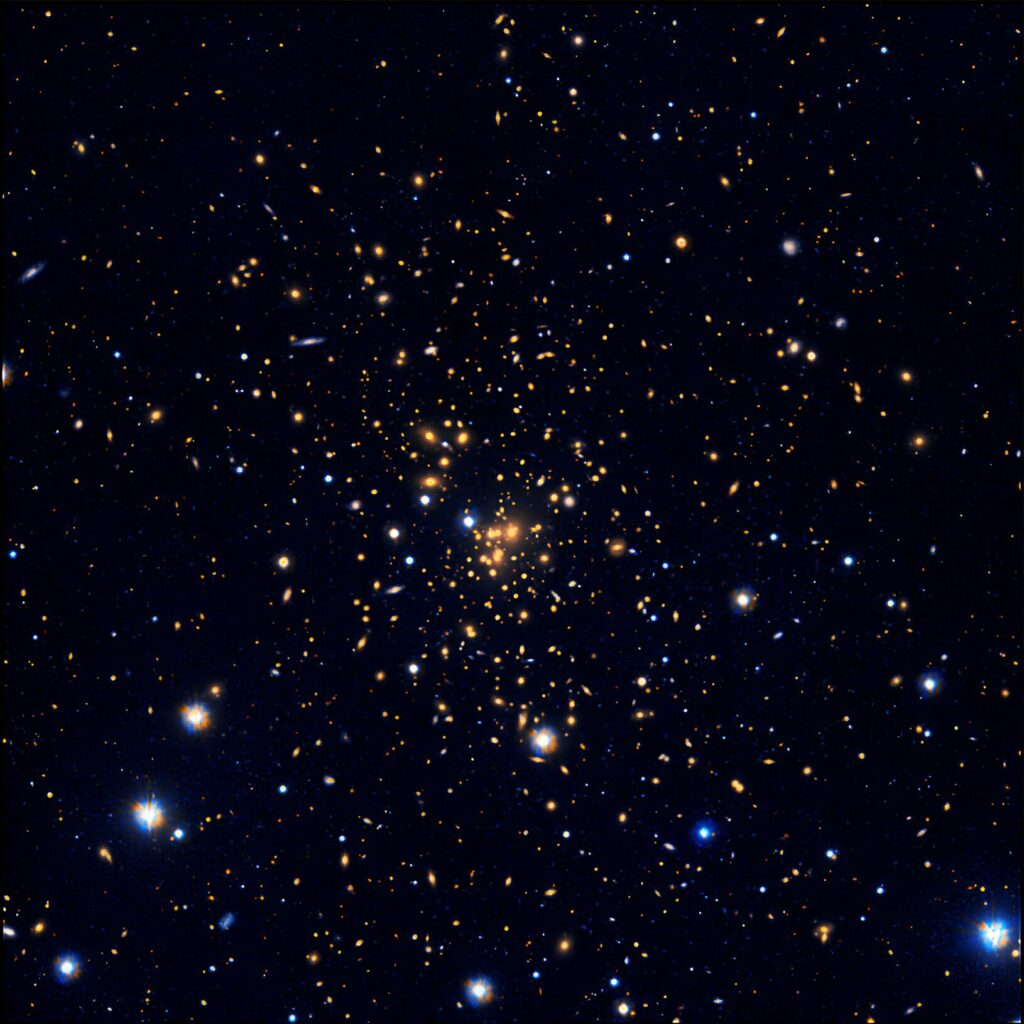 Skupina galaksija Abell 1689, koja se može vidjeti u smjeru zviježđa Djevice. Zasluge: INAF/VST, M. Spavone (INAF), R. Calvi (INAF).