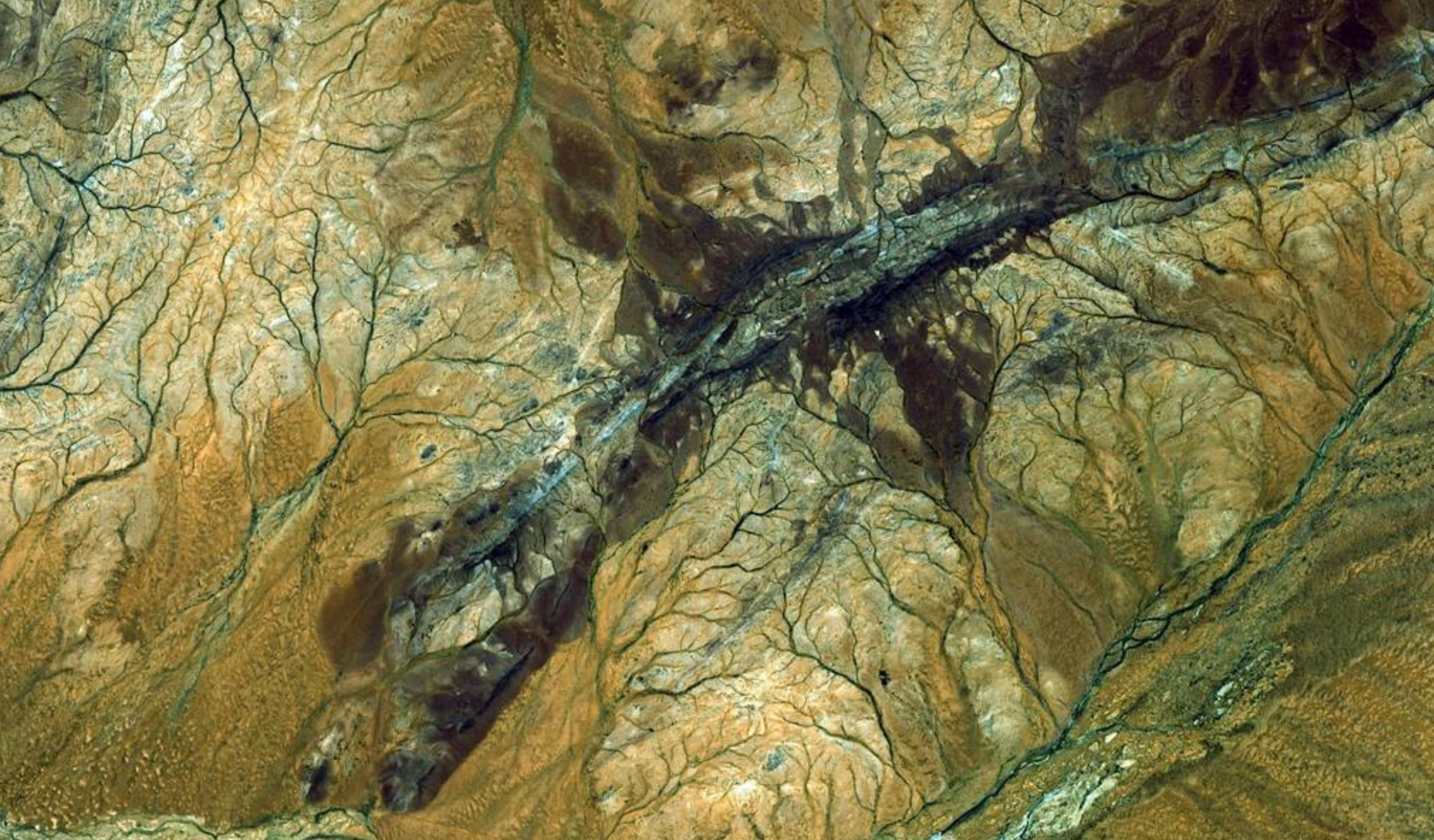 Najstariji materijal na Zemlji koji je datiran je mineral cirkon star 4,4 milijarde godina iz sedimentnog gnajsa Jack Hillsa u teranu Narre Gneiss u Australiji. To je najstariji poznati fragment Zemljine kore, formiran približno 150 milijuna godina nakon nastanka planeta. Zasluge: NASA.