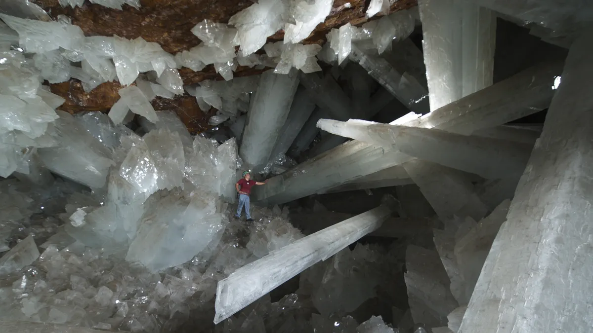 Geolozi istražuju Kristalnu pećinu (Cueva de los Cristales) u rudniku Naica, Chihuahua, Meksiko. (Autor fotografije: Javier Trueba / MSF / Znanstvena fototeka).