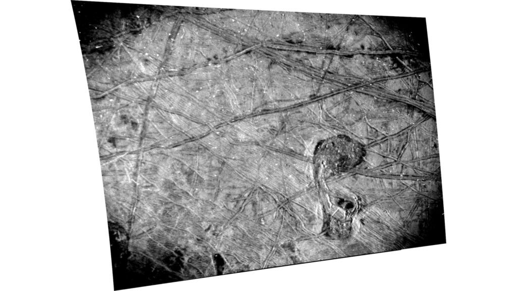Ova crno-bijela slika površine Europe snimljena je instrumentom Stellar Reference Unit na NASA-inoj letjelici Juno tijekom preleta 29. rujna 2022. godine. Kaotična značajka nazvana "Platypus" vidi se u donjem desnom kutu. Zasluge: NASA/JPL-Caltech/SwRI.