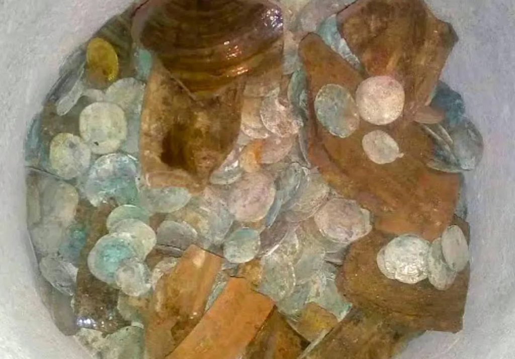 Pronađeno je više od 1.000 zlatnih i srebrnih novčića. Zasluge: Duke's Auctioneers.
