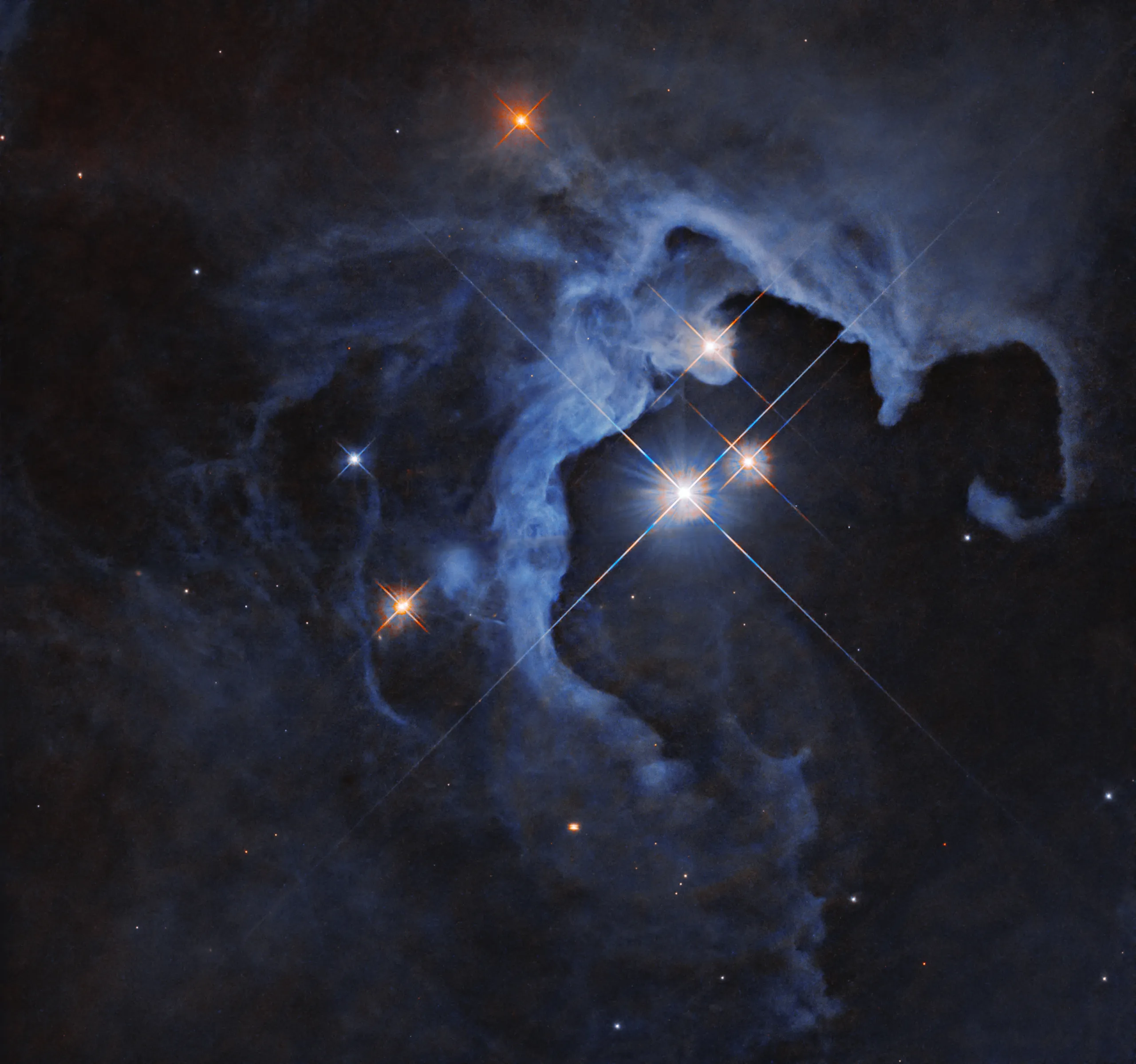 Ova fotografija snimljena NASA-inim svemirskim teleskopom Hubble prikazuje sustav trostruke zvijezde. Zasluge: NASA, ESA, G. Duchene (Univerzitet Grenoble I); Obrada slike: Gladys Kober (NASA/Katoličko sveučilište Amerike)