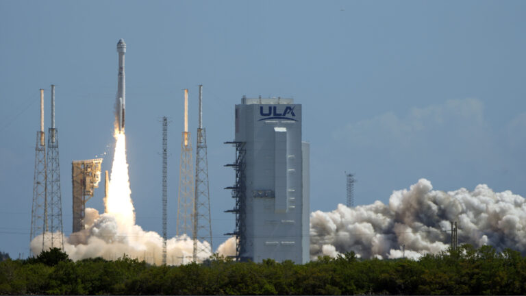 Boeingova kapsula Starliner na vrhu rakete Atlas V poletjela je iz Svemirskog lansirnog kompleksa 41 na Svemirskoj postaji Cape Canaveral u misiji prema Međunarodnoj svemirskoj postaji, u srijedu, 5. lipnja 2024., u Cape Canaveralu, Florida. Zasluge: AP Photo/John Raoux.