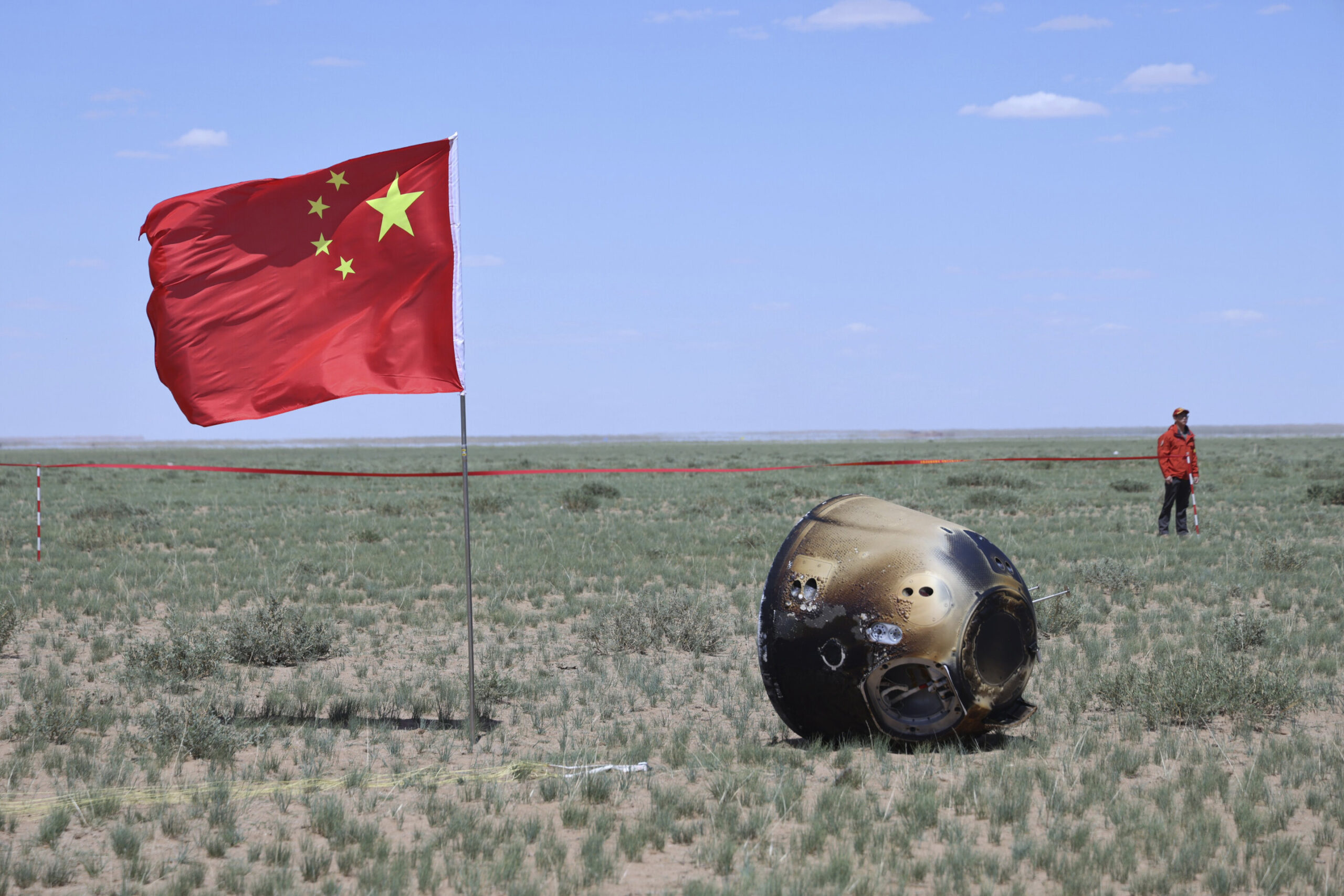 Na fotografiji koju je objavila agencija Xinhua, povratna kapsula sonde Chang'e 6 nalazi se u Siziwang Baneru, u autonomnoj regiji Unutarnja Mongolija na sjeveru Kine, 25. lipnja 2024. Kineska sonda Chang'e 6 vratila se na Zemlju s uzorcima stijena i tla s malo istražene strane Mjeseca, što je prvi uspjeh takve vrste u svijetu. Izvor: Bei He/Xinhua.