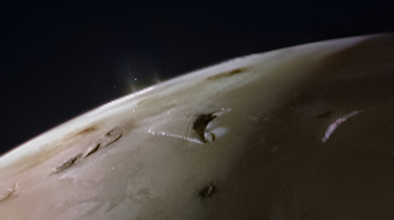 Instrument JunoCam na NASA-inoj letjelici Juno snimio je dva vulkanska oblaka koja se uzdižu iznad horizonta Jupiterova mjeseca Ije. Slika je snimljena 3. veljače s udaljenosti od oko 3.800 kilometara. Izvor podataka: NASA/JPL-Caltech/SwRI/MSSS, obrada slike: Andrea Luck (CC BY).