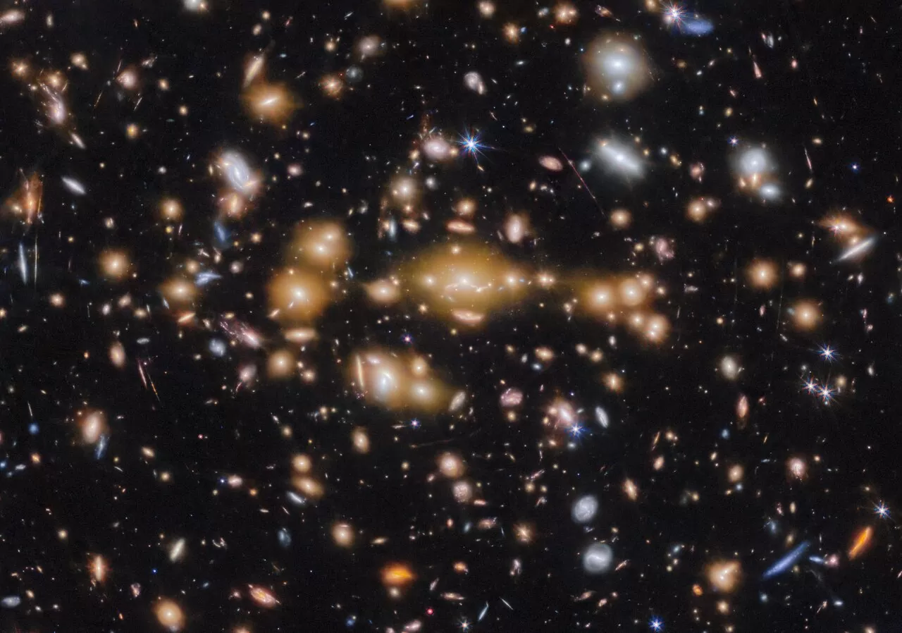 "Kozmički dragulji" jedan su od najviše povećanih objekata u svemiru zahvaljujući fenomenu poznatom kao gravitacijske leće. (Izvor slike: ESA/Webb, NASA & CSA, L. Bradley (STScI), A. Adamo (Sveučilište u Stockholmu) i Cosmic Spring suradnja).