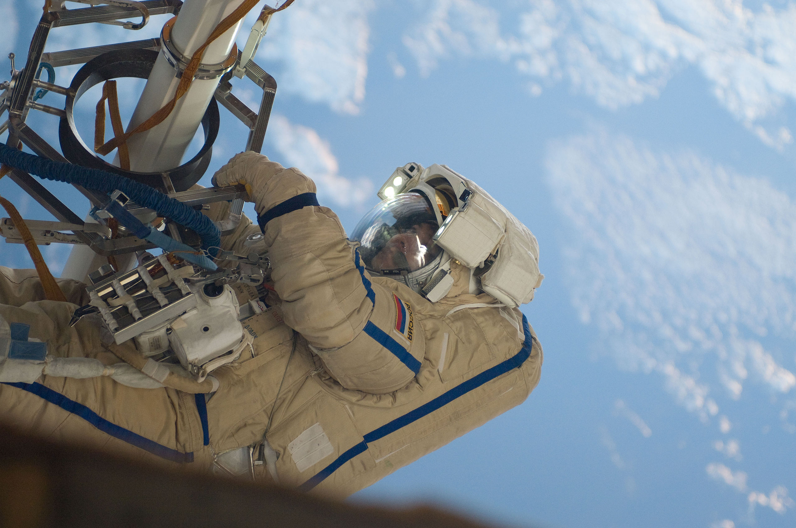 Kozmonaut Oleg Kononenko fotografiran je izvan Svemirske postaje 12. veljače 2012. godine.
