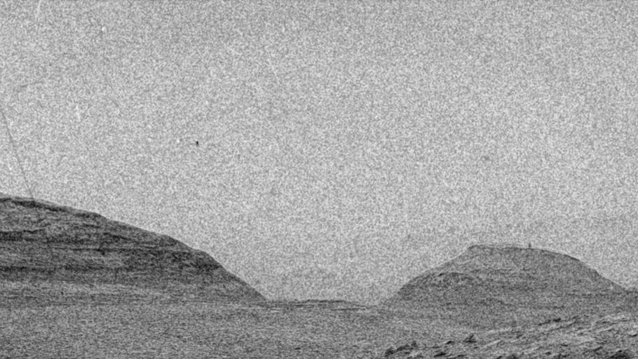 NASA-in rover Curiosity na Marsu zabilježio je crno-bijele pruge i točke pomoću jedne od svojih navigacijskih kamera upravo kada su čestice iz solarne oluje stigle na površinu Marsa. Zasluge: NASA/JPL-Caltech.